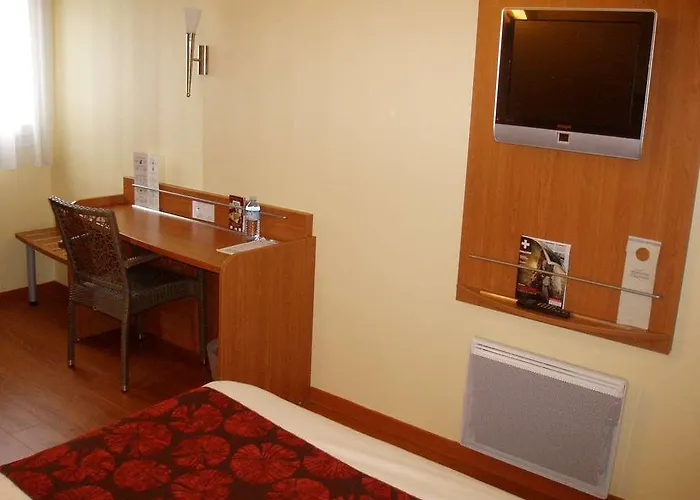 Green Hotels Poitiers Готель