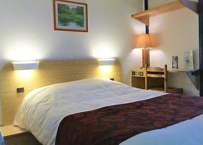 Green Hotels Poitiers Готель