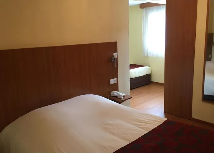 Green Hotels Poitiers Готель