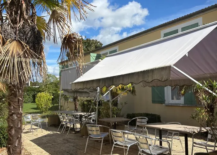 Green Hotels Poitiers Готель Пуатьє