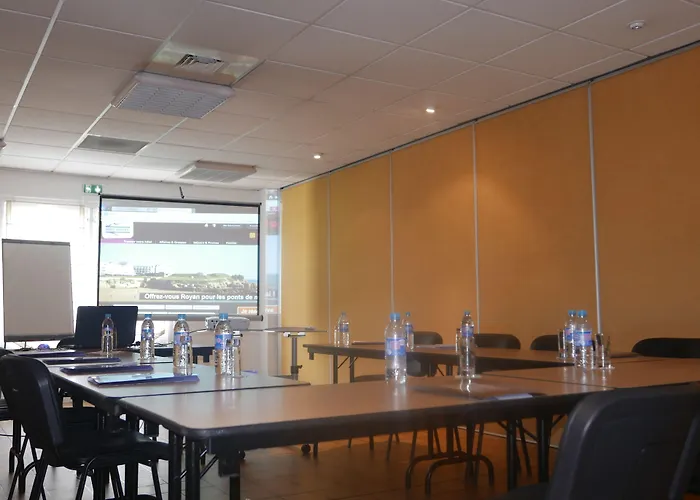 Готель Green Hotels Poitiers 3*