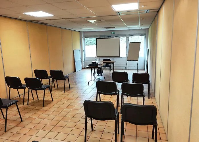 Green Hotels Poitiers Готель Пуатьє