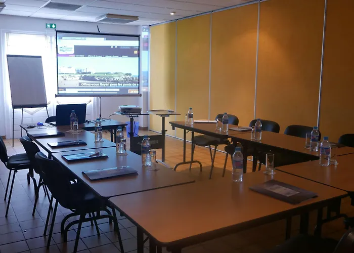 Готель Green Hotels Poitiers 3*