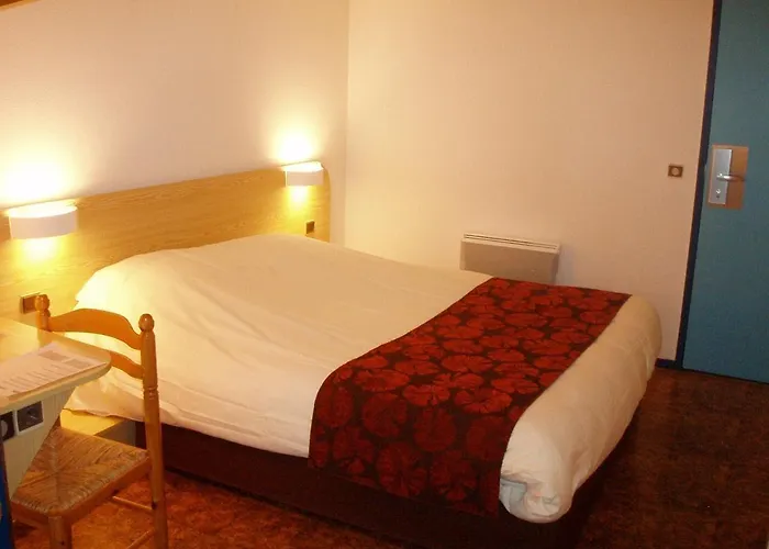 Green Hotels Poitiers Готель 3*