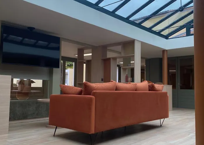 Green Hotels Poitiers Готель 3*