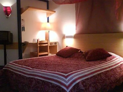 Green Hotels Poitiers Готель Пуатьє